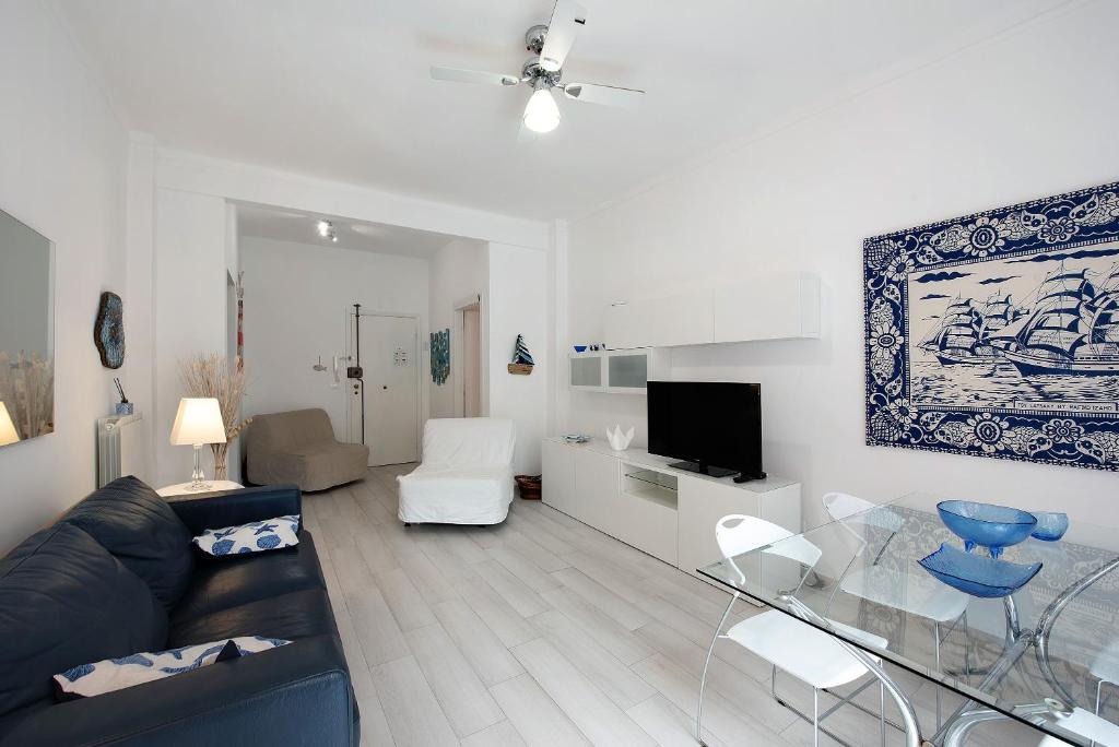 a living room with a couch and a glass table at Arenzano A Due passi dal mare in Arenzano