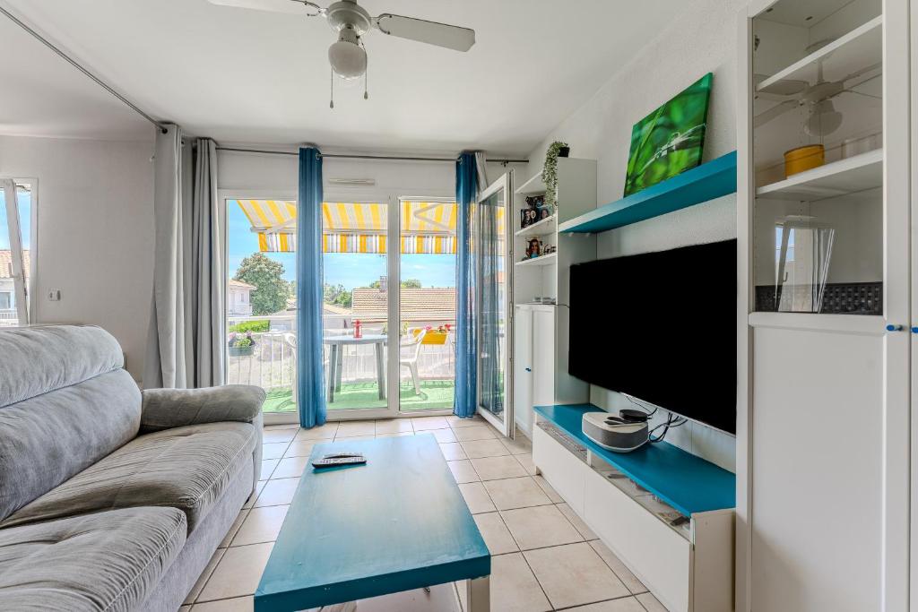 a living room with a couch and a table at Appartement proche plage Parentis in Parentis-en-Born