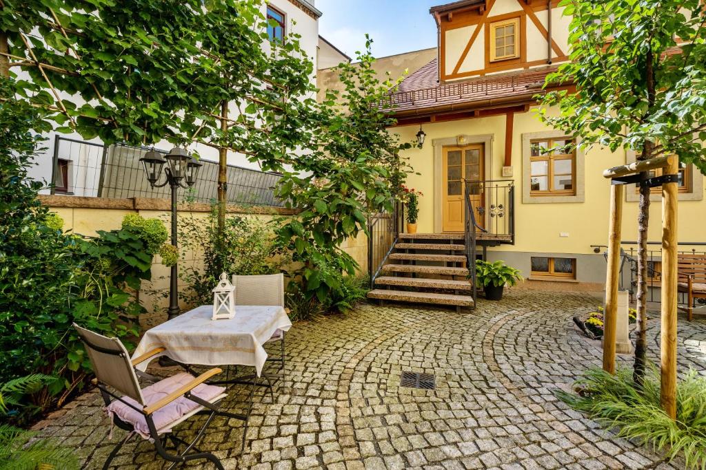 a patio with a table and chairs in front of a house at Altstadtidyll Meißen in Meißen