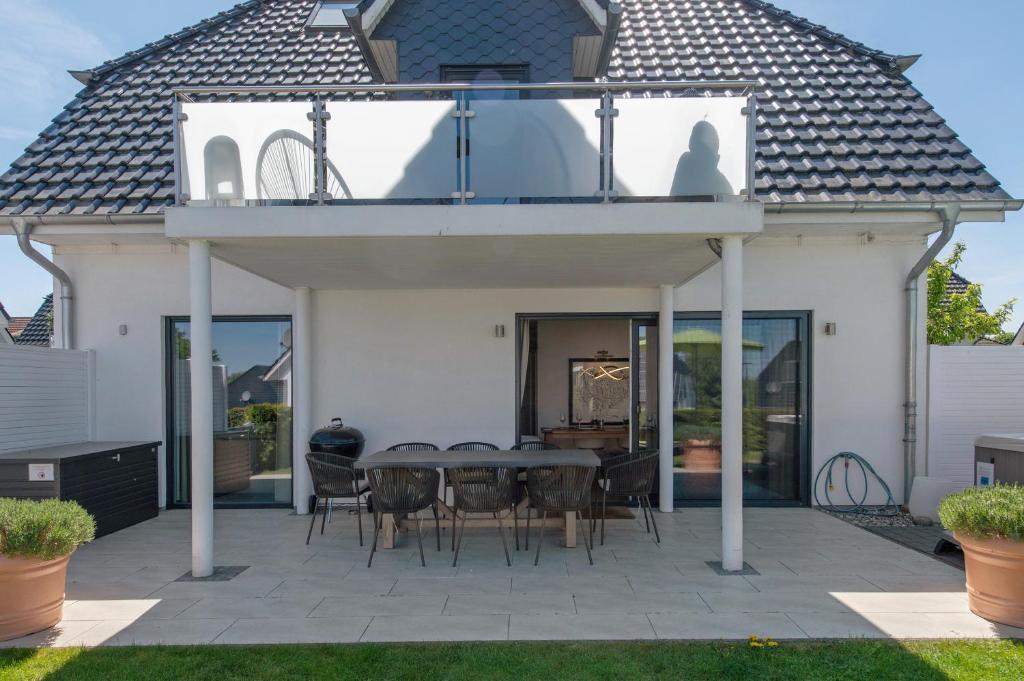 a house with a patio with a table and chairs at Haus Seeblick in Göhren-Lebbin