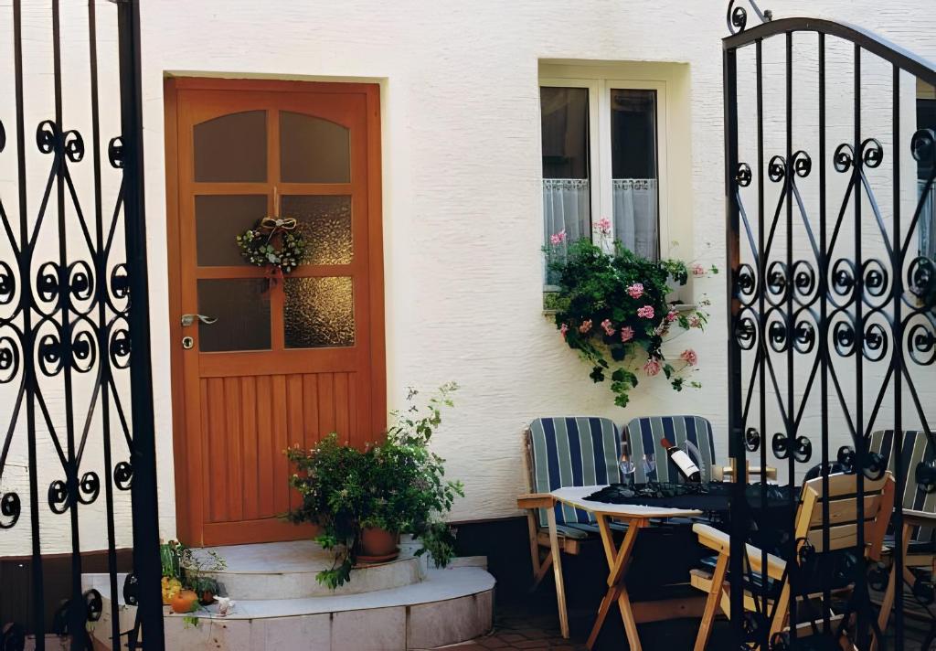 a house with a door and a table and chairs at Ferienwohnungen Sonnenblumenhaus in Bamberg