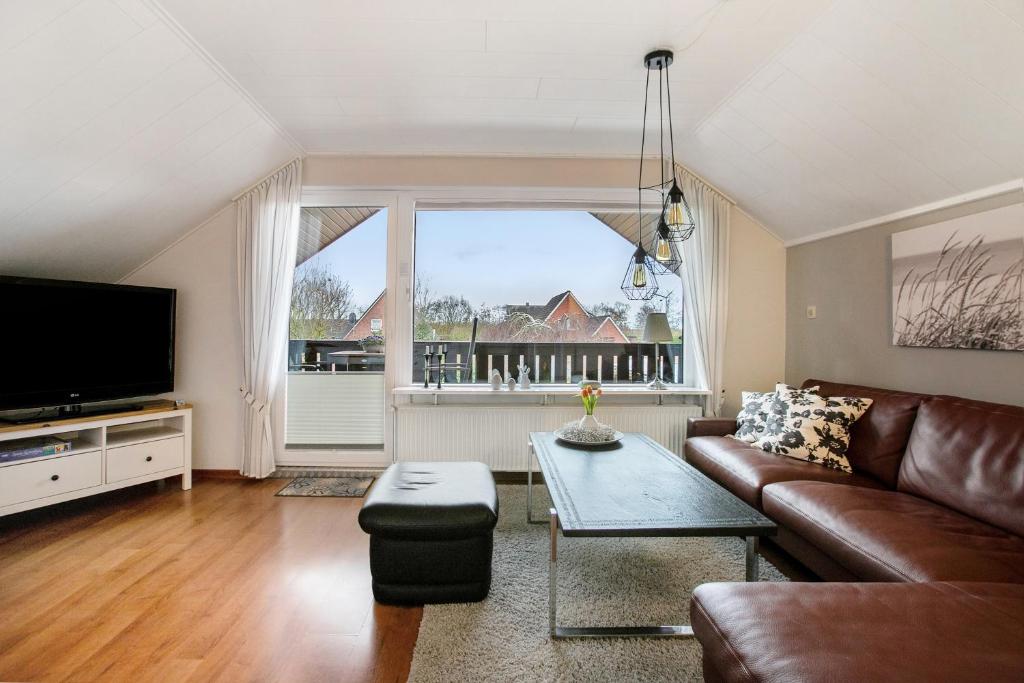 a living room with a couch and a table at Ferienwohnung Helga Bauch in Klanxbüll