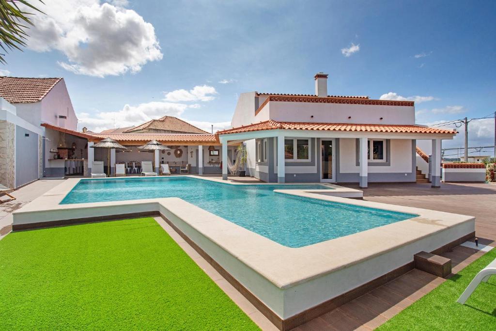 ein Swimmingpool im Hinterhof eines Hauses in der Unterkunft Vila River Sublime in Valada