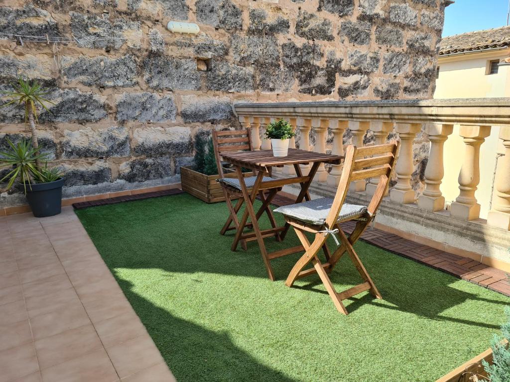 a patio with a table and chairs on the grass at Casa típica mallorquina en Sa Pobla in Sa Pobla