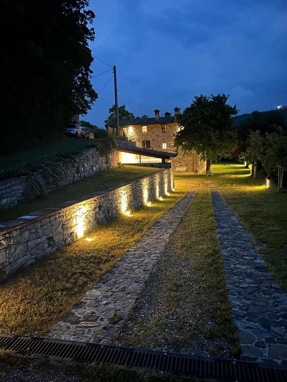 a pathway lit up at night with lights at La casa della nonna in Serramazzoni