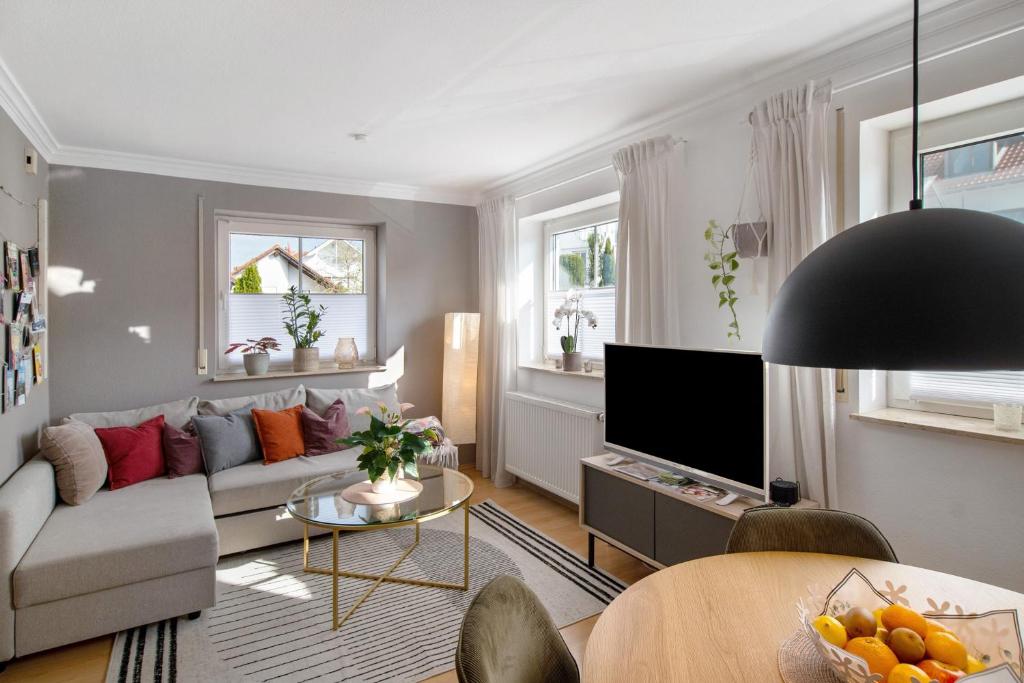 a living room with a couch and a tv at Fewo Christi in Weißensberg