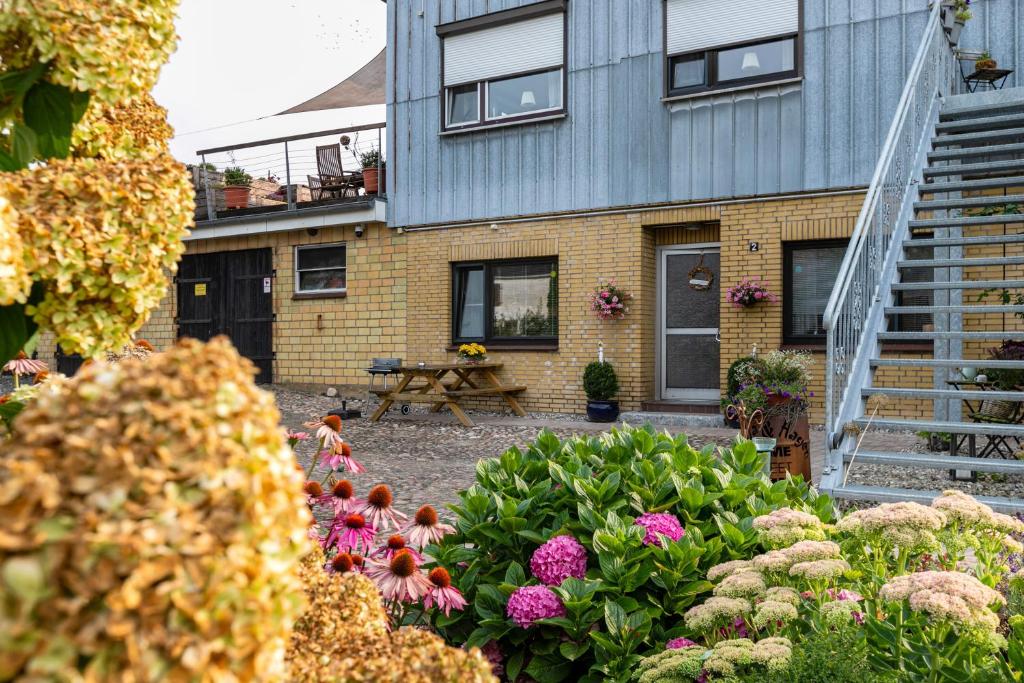 ein Haus mit einem Blumenstrauß im Garten in der Unterkunft Traumland in Hollingstedt