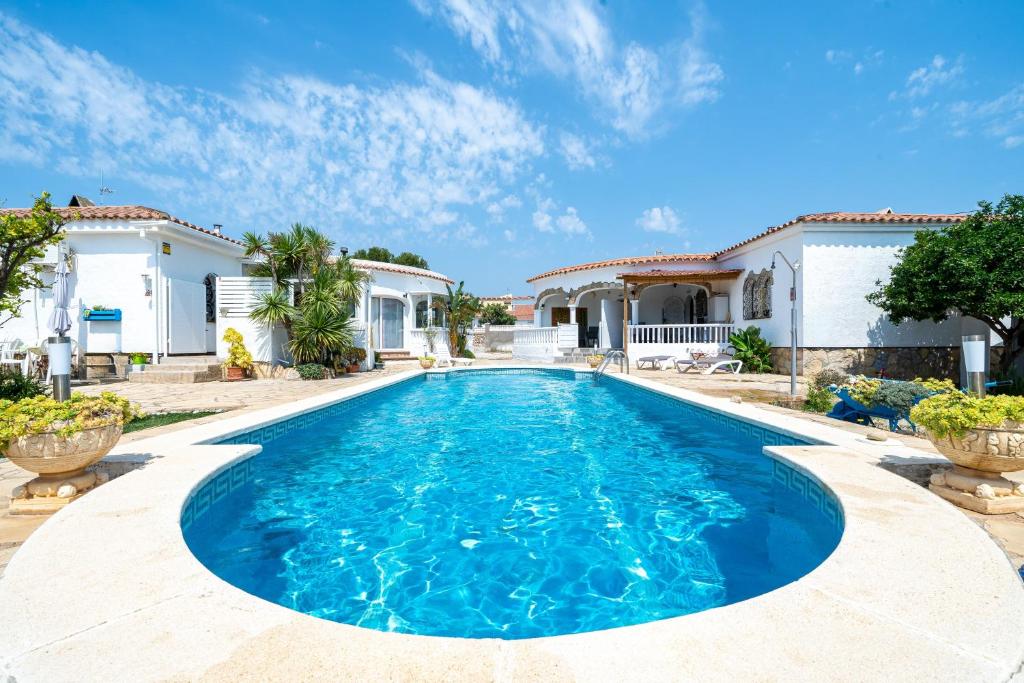 a swimming pool in the backyard of a villa at Palmera in Miami Platja