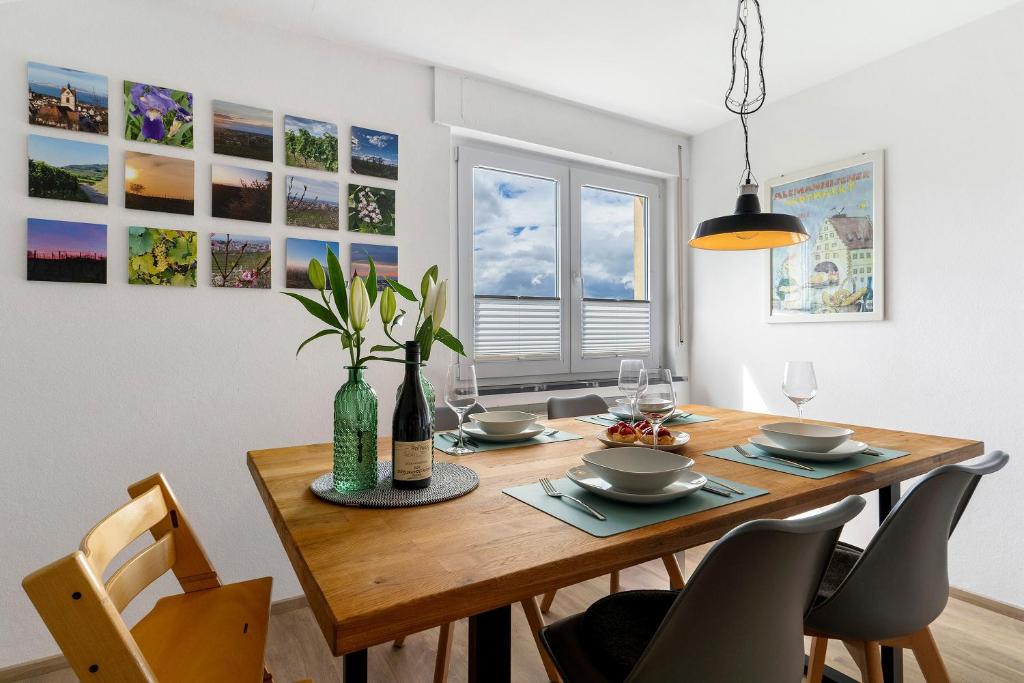 a dining room with a wooden table and chairs at Zum Hobelmann in Endingen