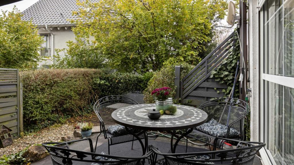 a small patio with a table and chairs on a balcony at Ferienwohnung Heidegarten in Radolfzell am Bodensee