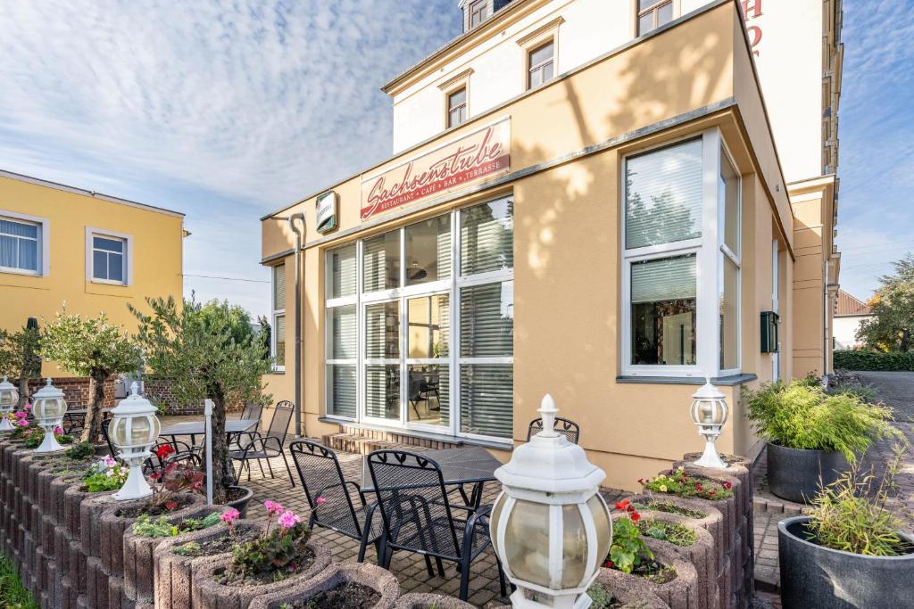 a restaurant with tables and chairs in front of a building at Ferienwohnung im Hotel Reichskrone in Heidenau