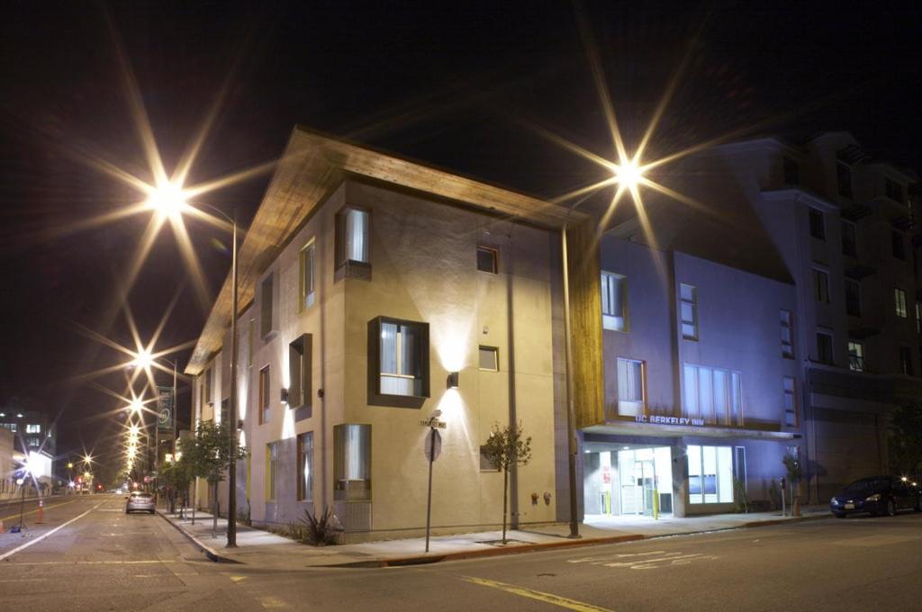 um edifício com luzes de rua ao lado de uma rua em Downtown Berkeley Inn em Berkeley