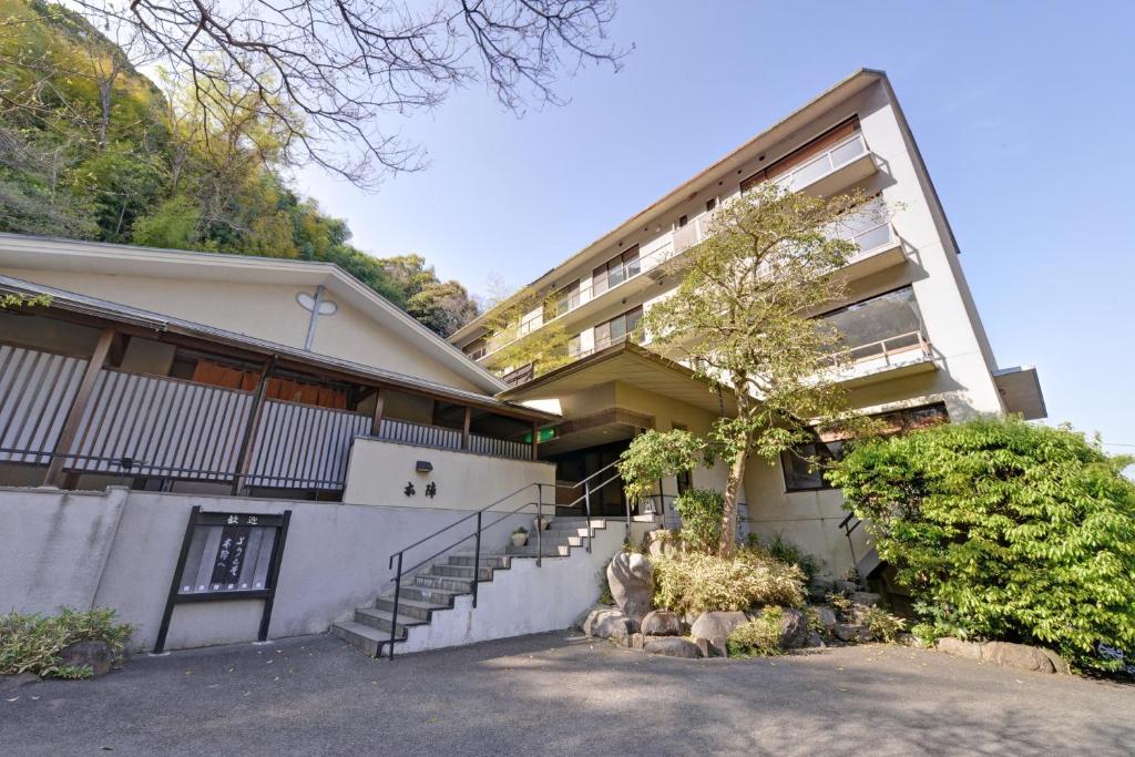 un edificio con una scala di fronte di Honjin a Izunokuni