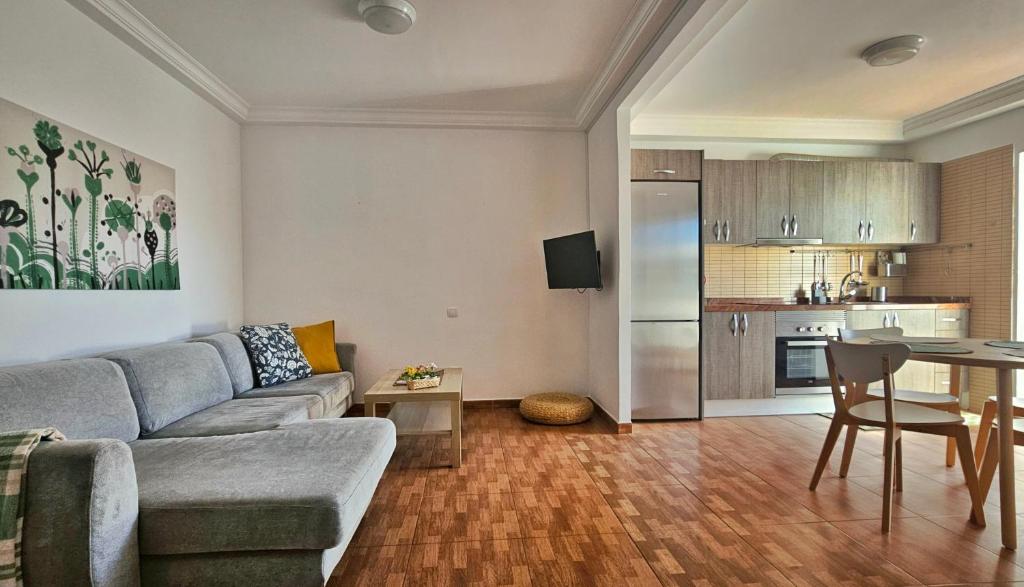 a living room with a couch and a table at Apartamento Galoponte - Laaldeabnb in San Nicolás