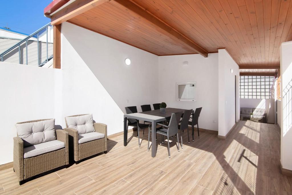 a dining room with a table and chairs at Casa Anzol in Fuzeta
