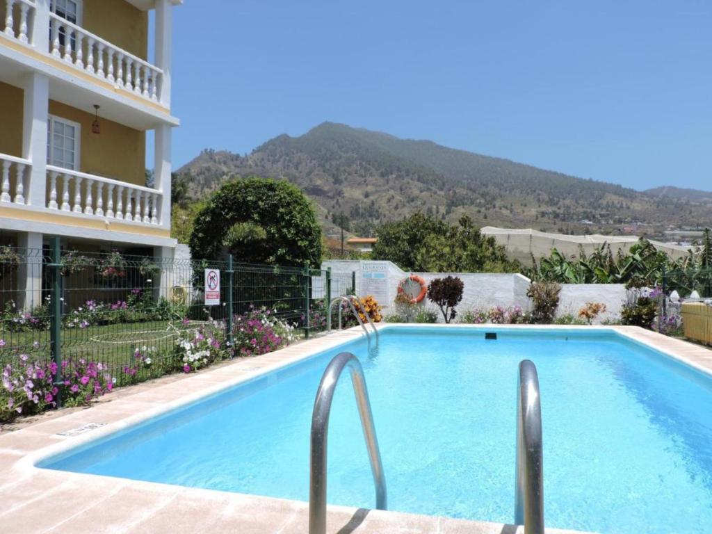 a swimming pool in front of a house at La Granja in Los Llanos de Aridane