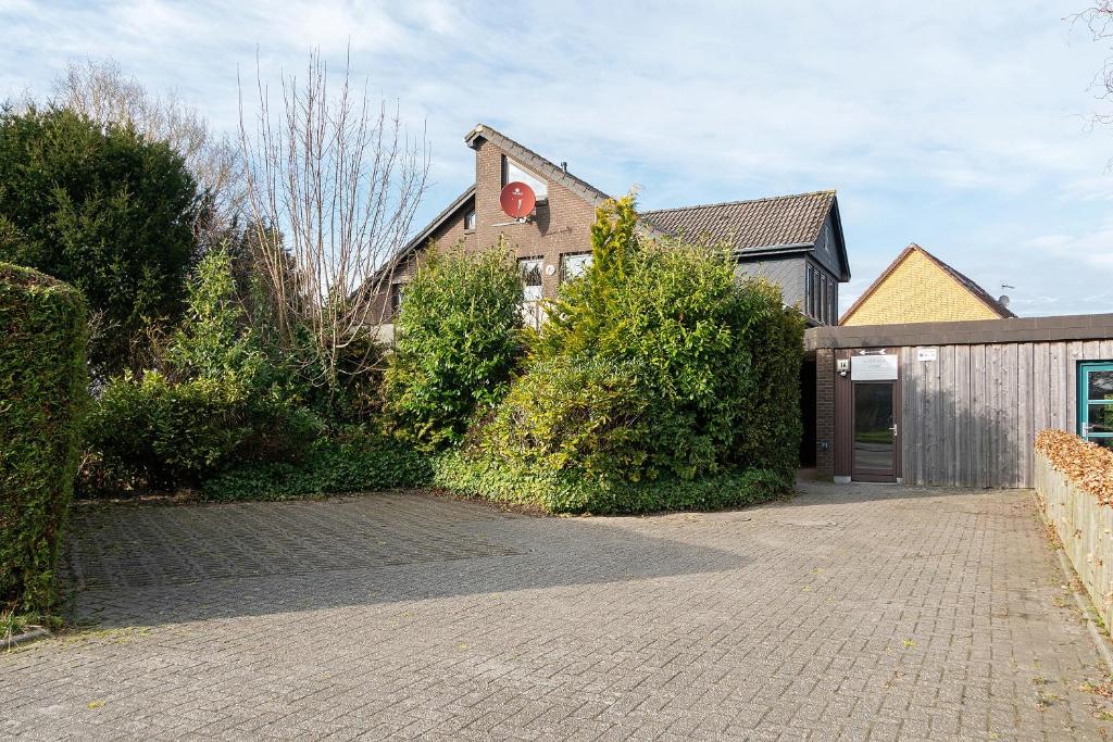 a house with a brick driveway in front of it at Gästehaus Vogel in Horumersiel