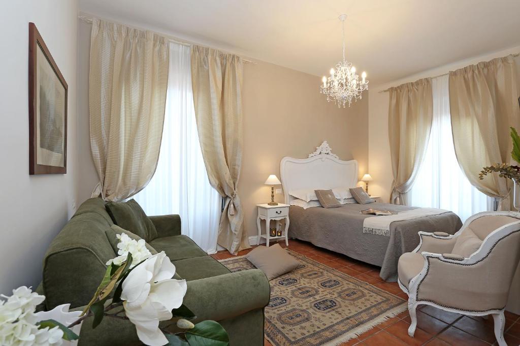 una camera con letto e un soggiorno con divano di Casa Ponte Sisto Guesthouse a Roma