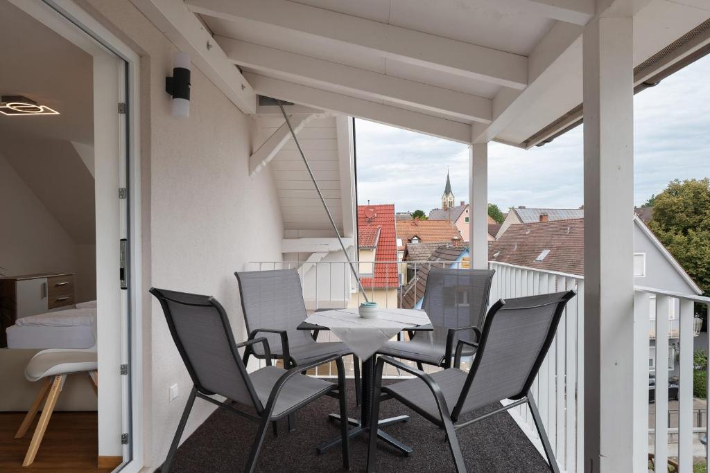 a patio with a table and chairs on a balcony at Ferienwohnung Alte Münz in Müllheim