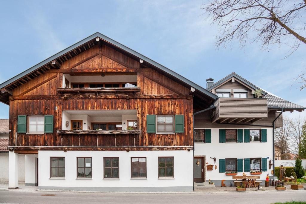 a wooden house with a gambrel roof at Ferienwohnung Silvia in Roßhaupten