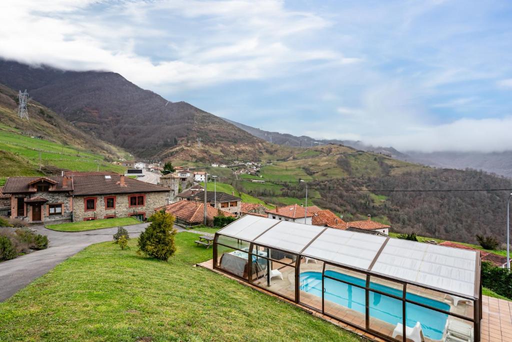 a house on a hill with a swimming pool at La Picarota in Pajares