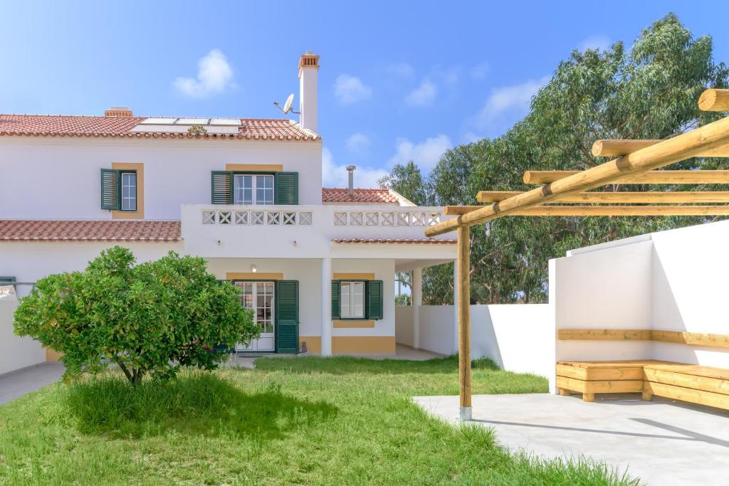 a view of a house from the yard at Casa Nelson e Esperanca in Vila Nova de Milfontes