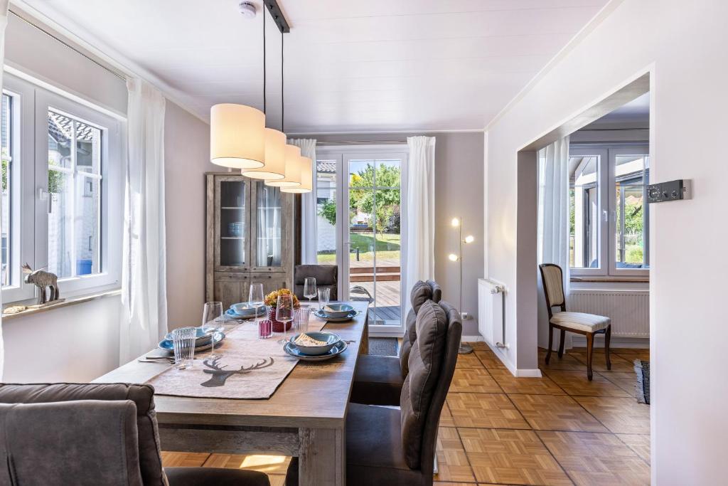 a dining room and living room with a table and chairs at Premium Basislager in Albstadt