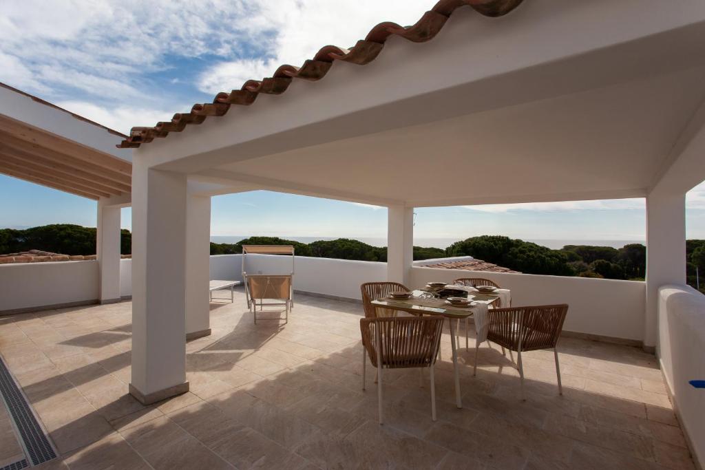 a patio with a table and chairs on a balcony at Casa Bella Vista in Budoni