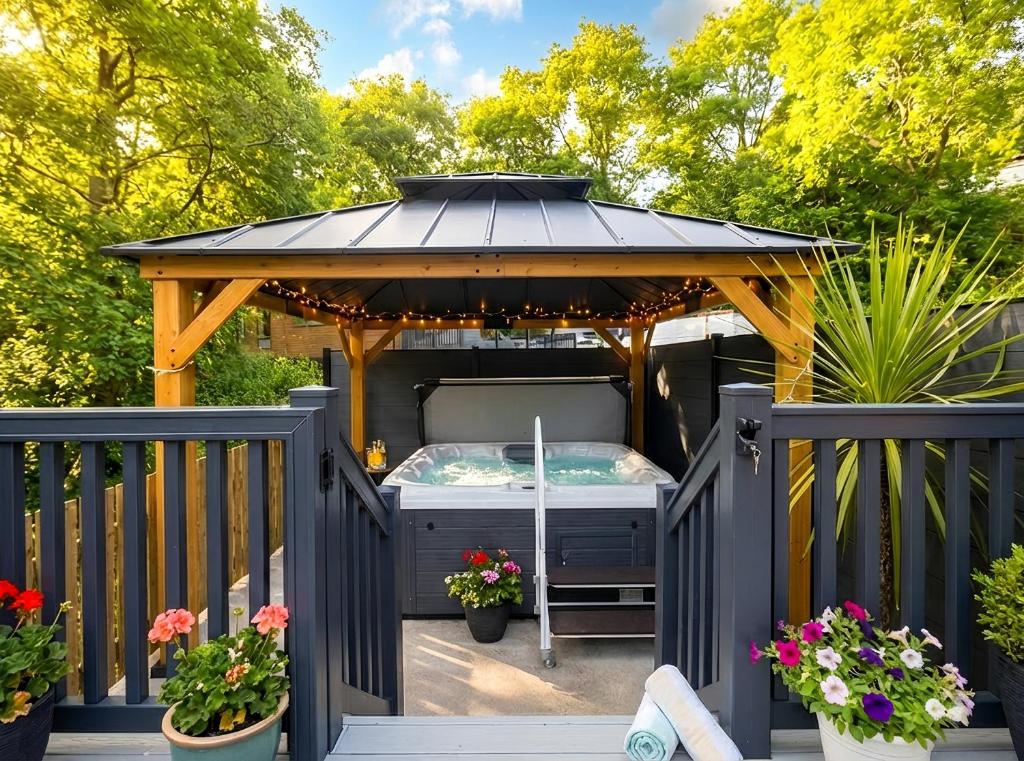 Aberdunant Hall, Snowdonia - Celtic Orchard Lodge With Hot Tub (No Pets)