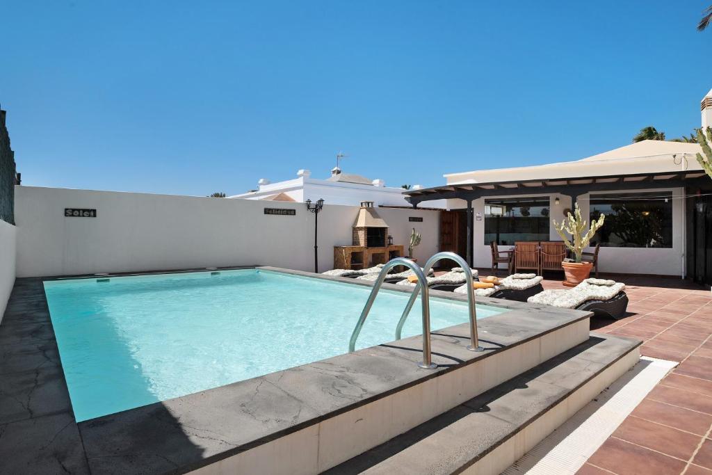 a swimming pool on the roof of a house at Villa Mar in Teguise