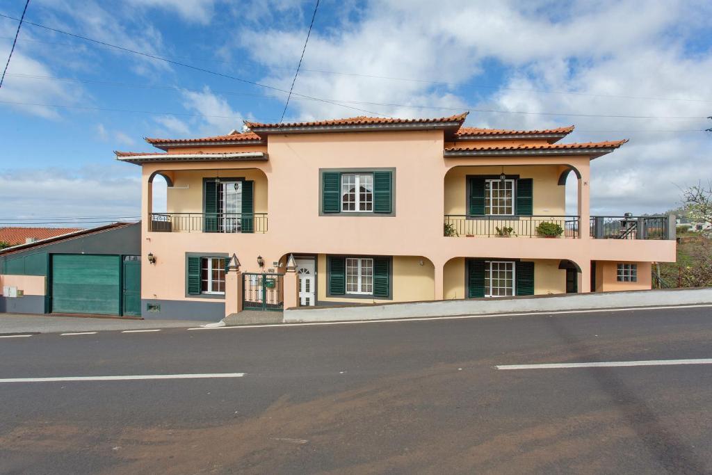 a house on the side of a street at Apartamento Maria in Canhas