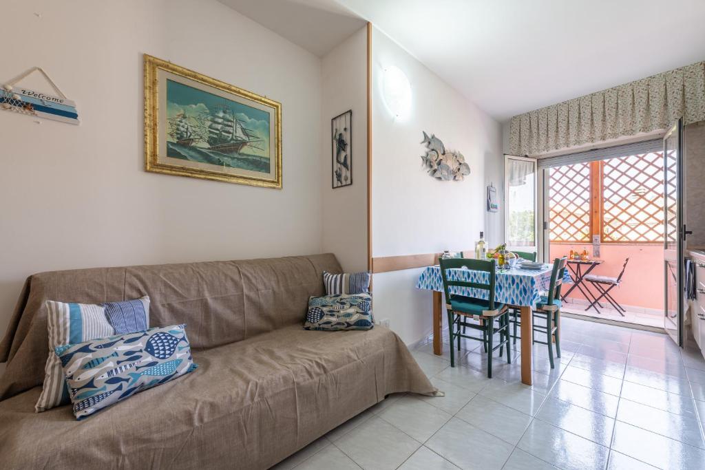 a living room with a couch and a table at L'acquario in Villasimius