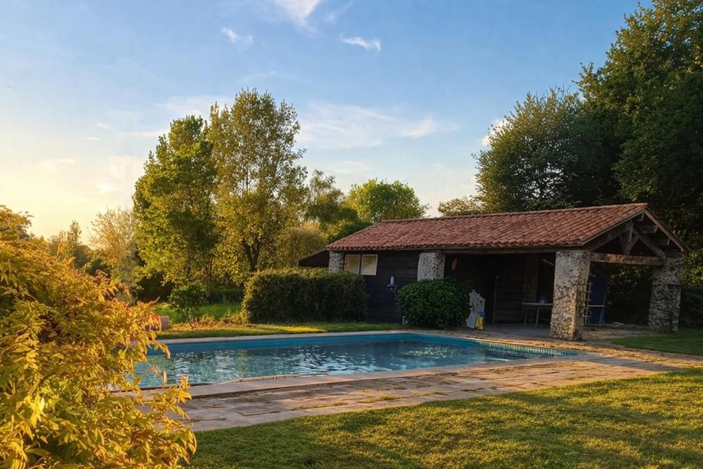 a house with a swimming pool in the yard at Entre Nature et Océan in Commequiers