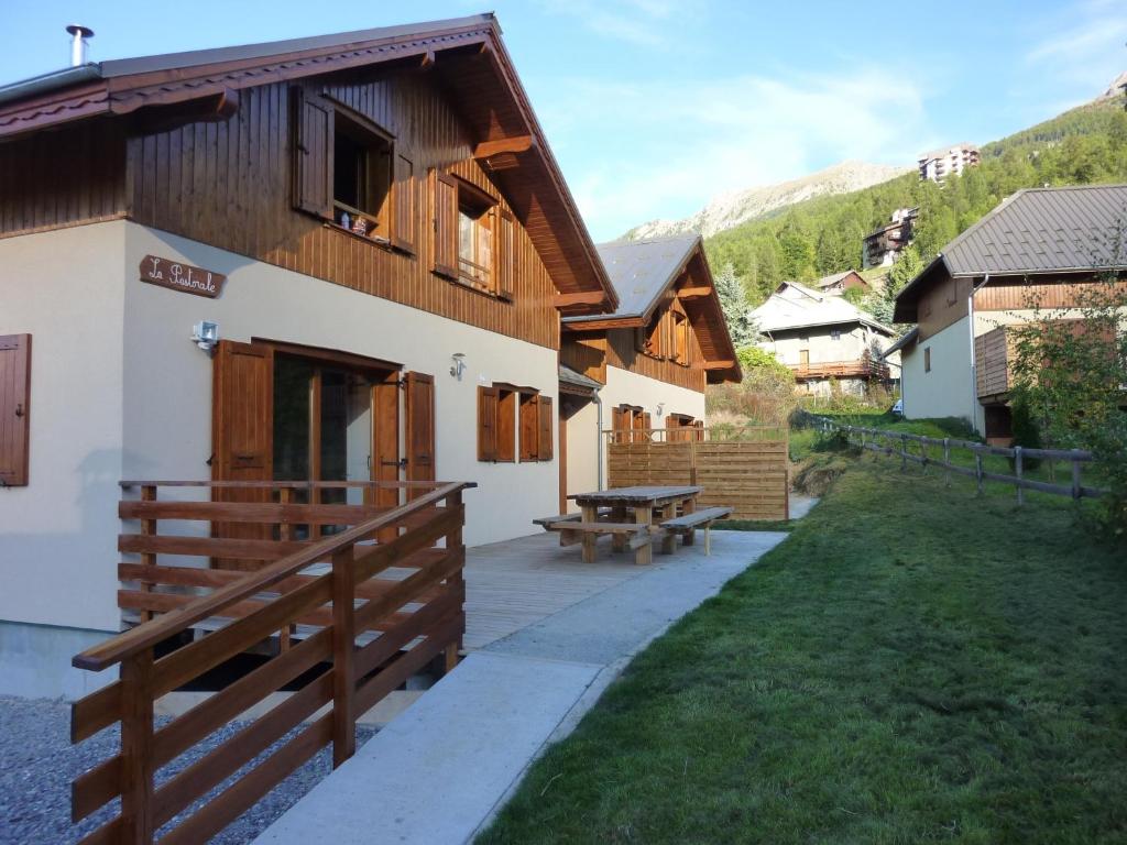 a house with a picnic table in front of it at Chalet Garrigue aux Orres in Les Orres