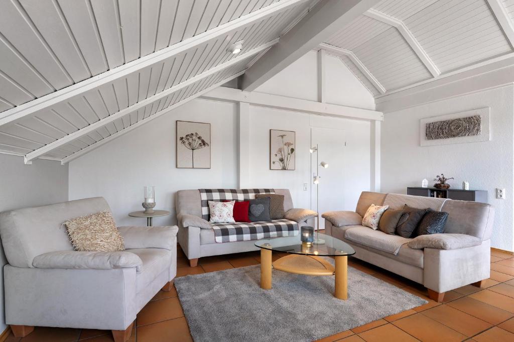 a living room with two couches and a table at Ferienwohnung Sämann in Oberkirch