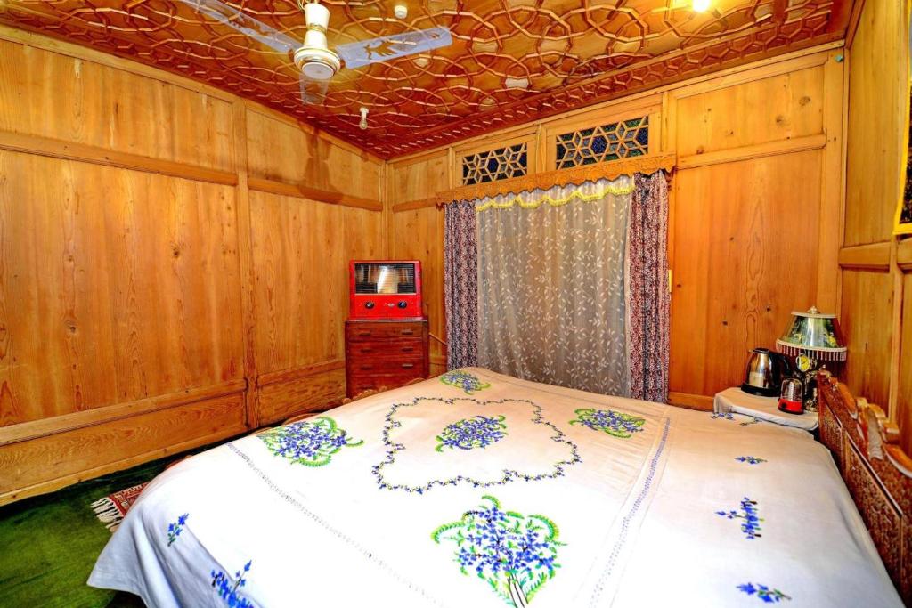 Postel nebo postele na pokoji v ubytování Golden Crest DALLAKE