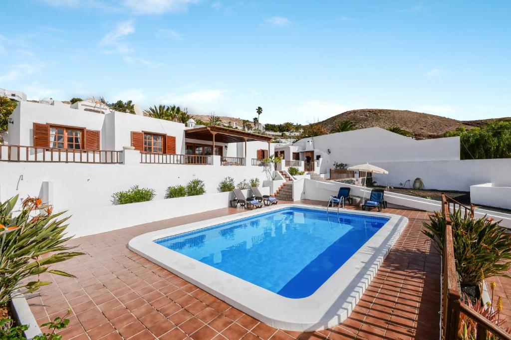 an image of a villa with a swimming pool at Villa Casa Concha in Teguise