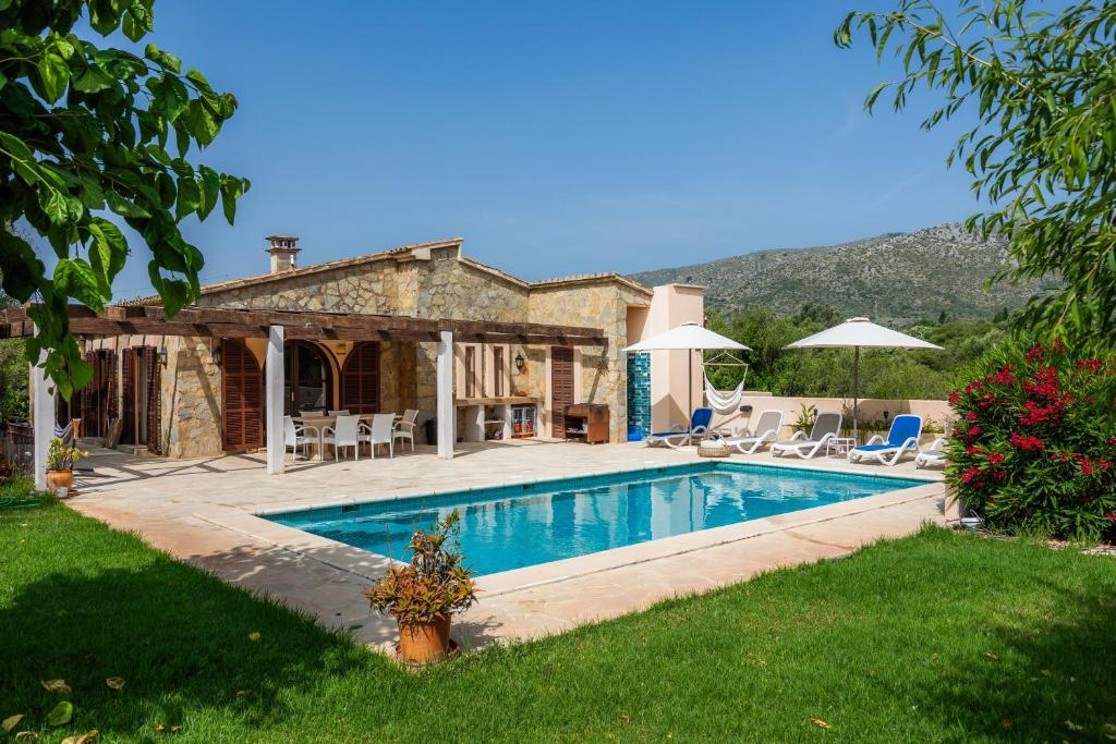 eine Villa mit Swimmingpool und einem Haus in der Unterkunft Finca Soliva in Capdepera
