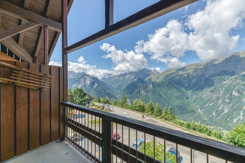 Villard-ReculasにあるGranges 35 Duplexの山々が見える家のバルコニーからの眺め