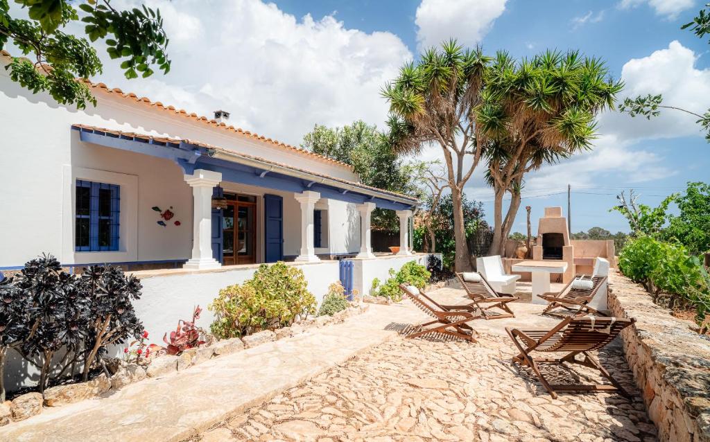 a patio with chairs and a house at Casa can Pep Martí in Sant Francesc Xavier