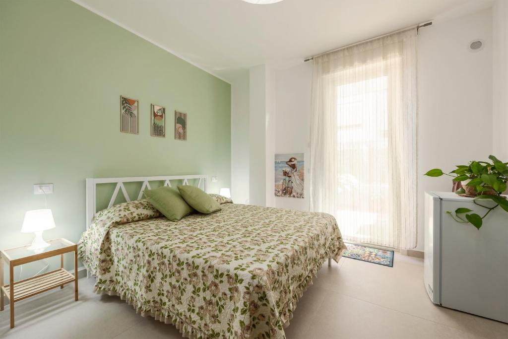 ein Schlafzimmer mit einem Bett und einem großen Fenster in der Unterkunft Lovi Room in Capaci