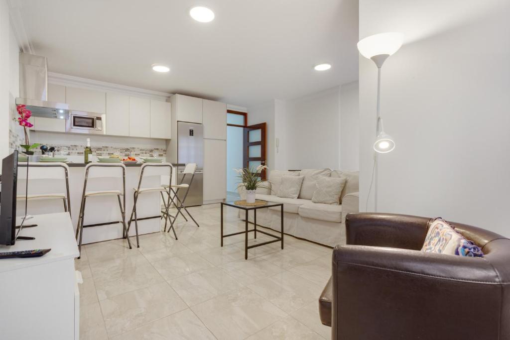 a living room with a couch and a kitchen at Apartamento Rolycar 102 in Icod de los Vinos