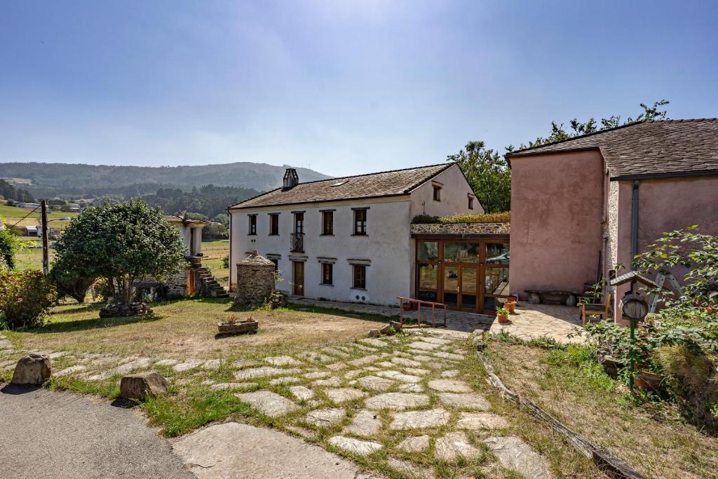 a large white house with a courtyard in front of it at Casa da Penela in Mondoñedo