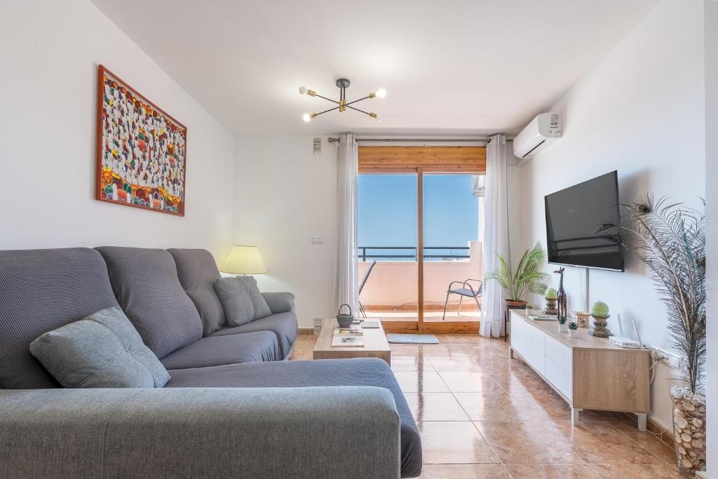a living room with a couch and a tv at Piso Haza in Haza del Trigo