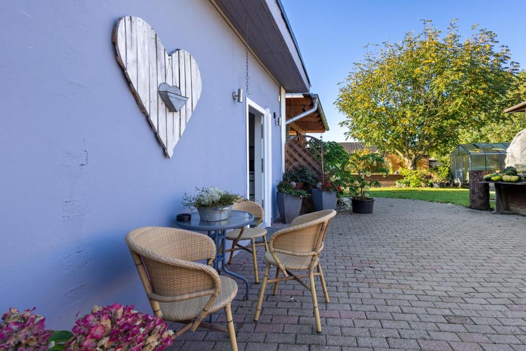 a patio with chairs and a table on a building at Süsse 2 Zimmerwohnung in Heiligenstedten