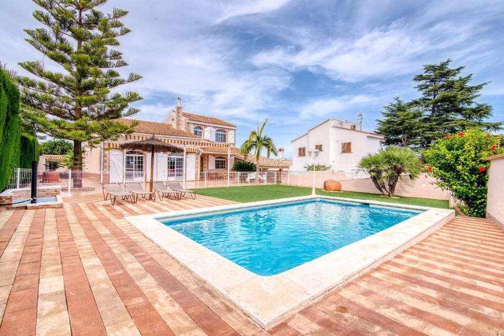 a swimming pool in the backyard of a house at Chalet Bonavista in Benifayó