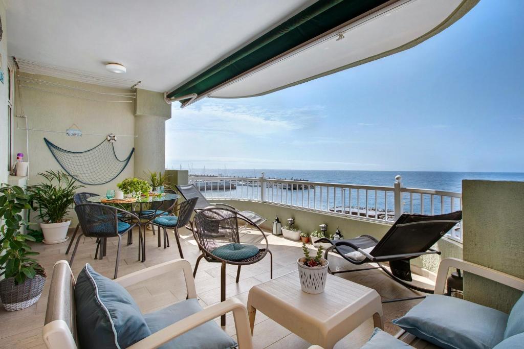 a balcony with a view of the ocean at Mi casa de Radazul in El Rosario