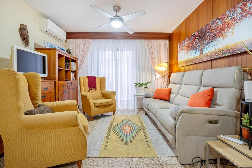 a living room with a couch and two chairs at Habitació a Tarragona in Tarragona