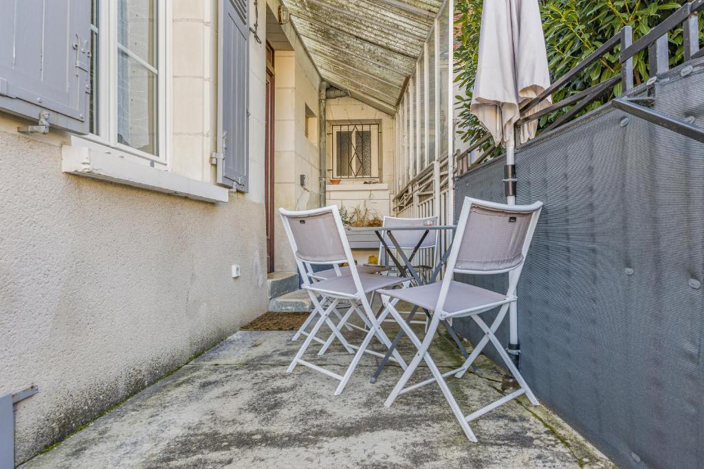 a group of chairs sitting on a balcony at Le Relax 41 in Saint-Aignan