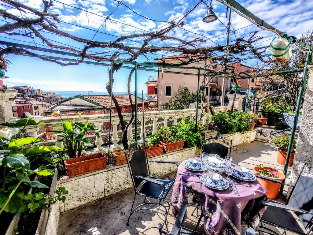 a table and chairs on a balcony with a view at Terrazza nel Vigneto - Free parking in Tellaro